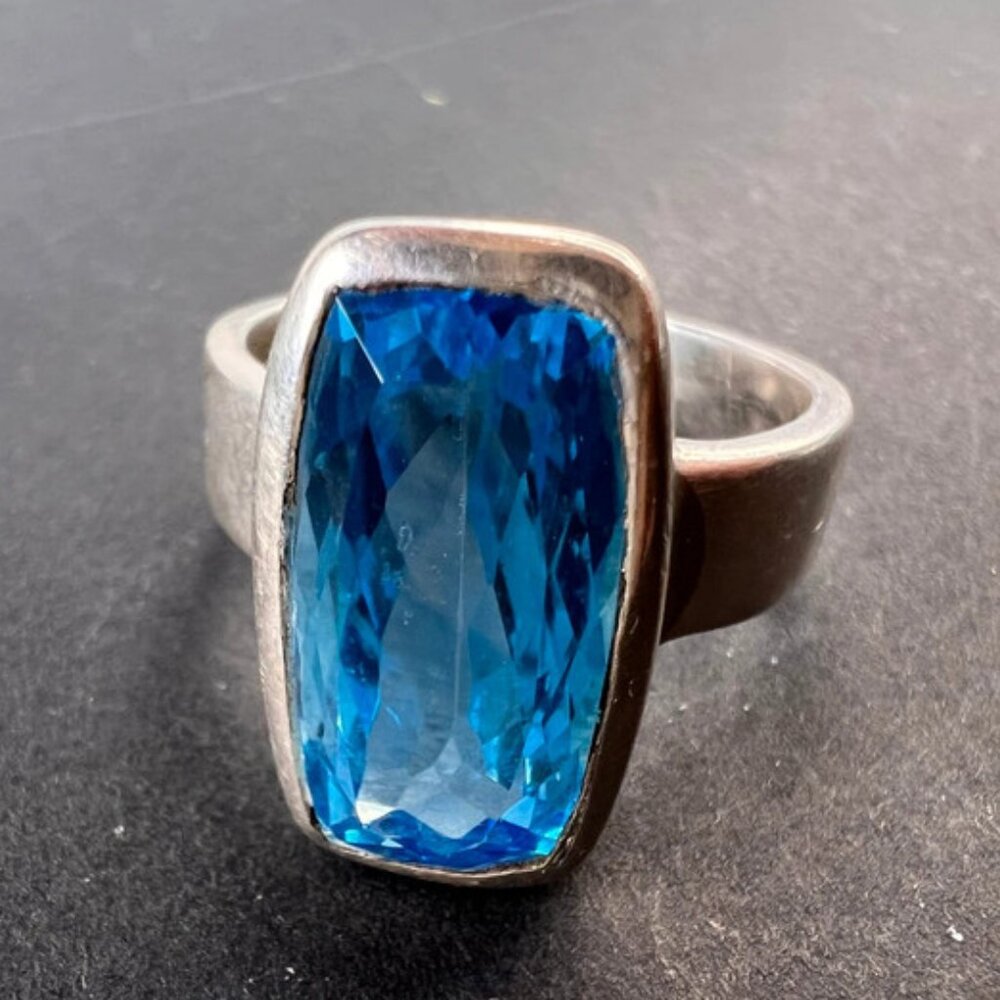 NEW Swiss blue topaz sterling silver ring size 8. 8.17 grams
